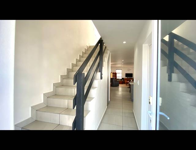 4 BEDROOM HOUSE FOR SALE IN DWARSKERSBOS